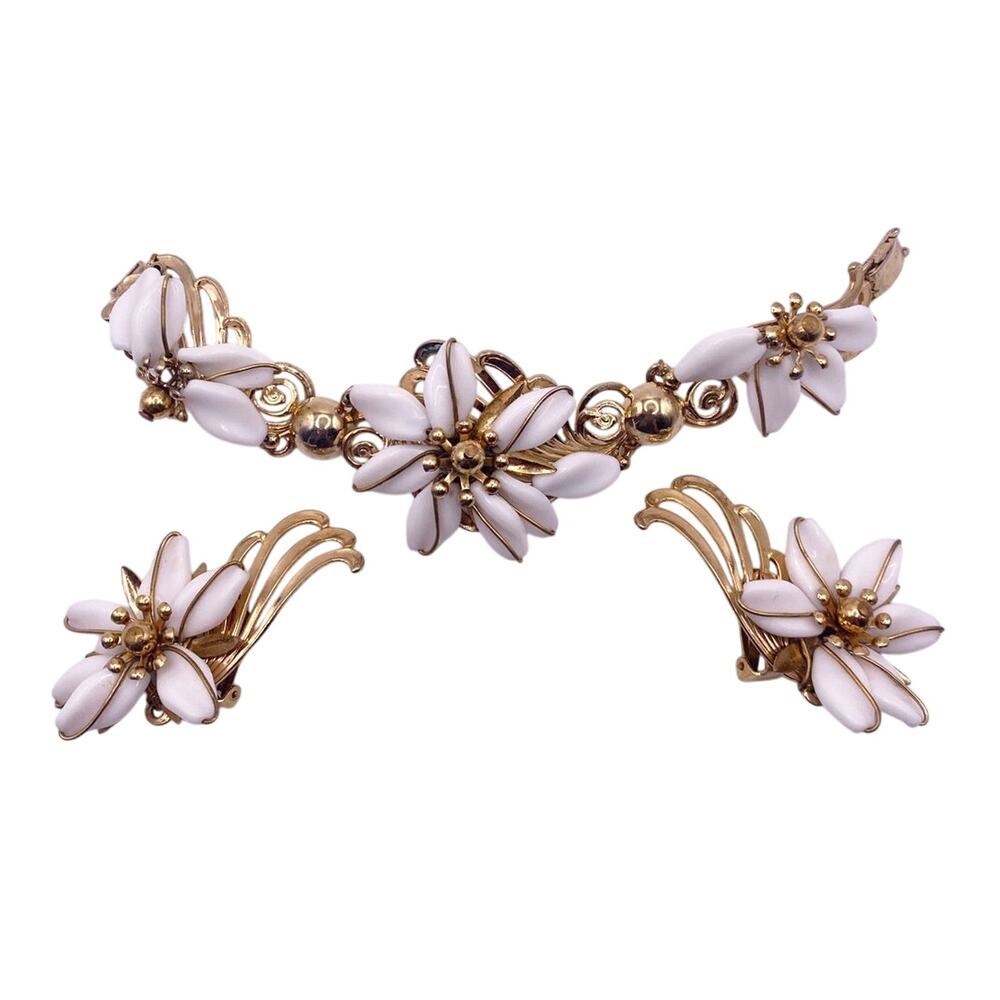 Napier White Resin Flower Bracelet 7” and Earrings Set